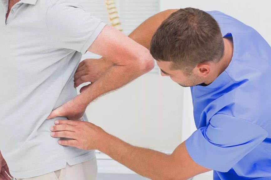 Egy alsó hátfájásban szenvedő beteg egy orvos diagnosztikai vizsgálatánál